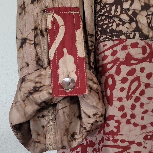 Vintage Chicos 100% Silk Button Up Shirt Size M Red Brown Wearable Art Roll Tab - Picture 4 of 10